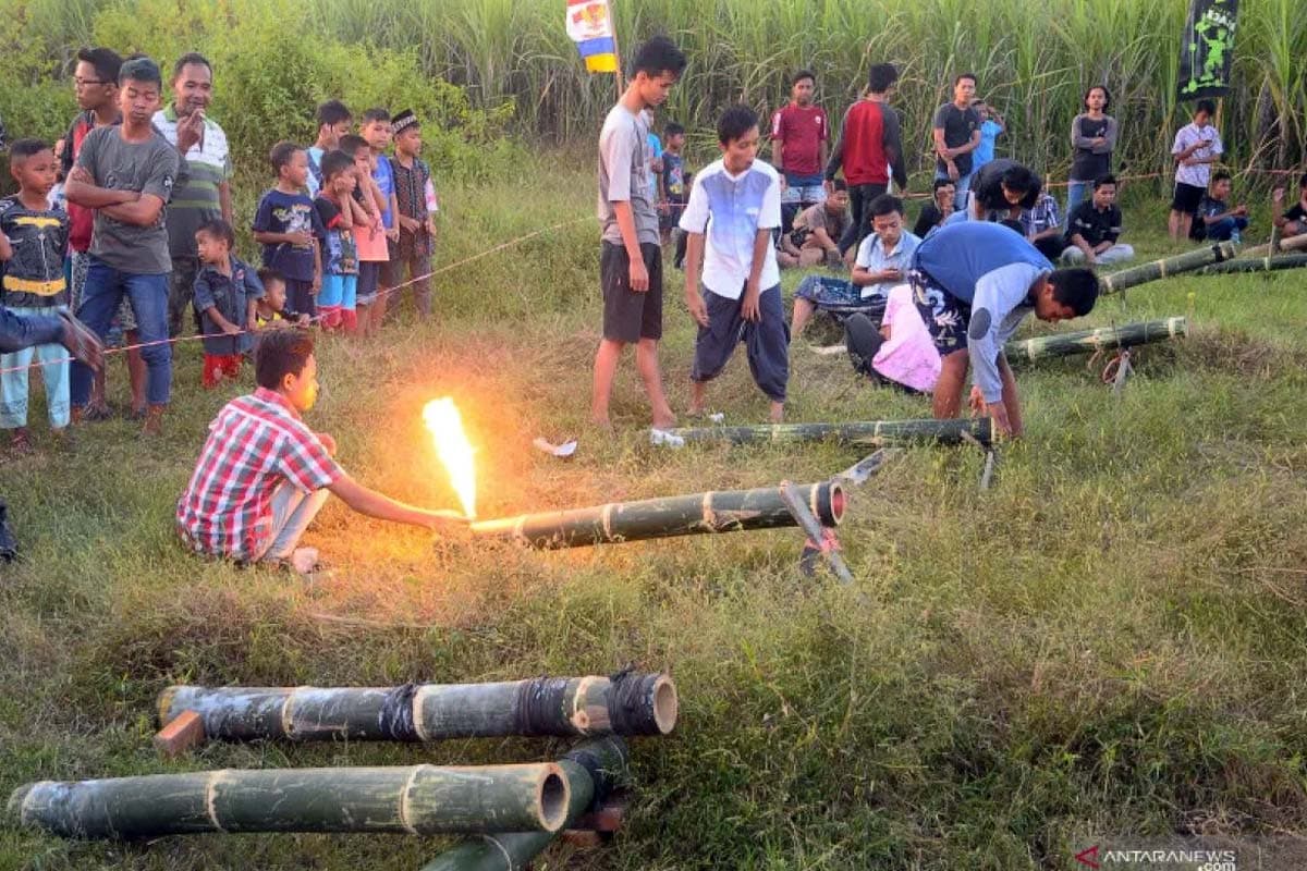Booming Bamboo Cannons Echo Ahead of Ramadhan